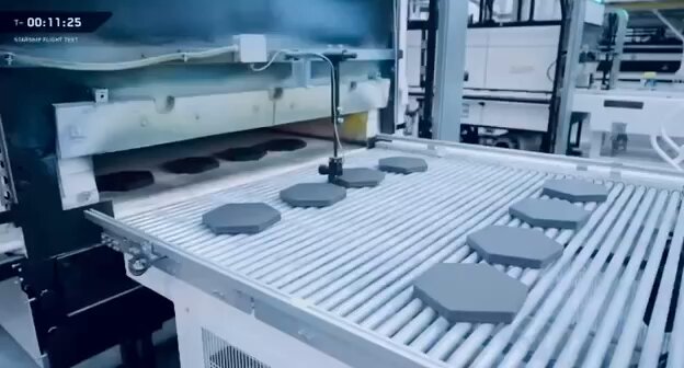 🚨🇺🇸SPACEX SHOWS OFF NEW “CRUNCH WRAP” TILE BUILT TO TAKE THE HEAT SpaceX has rolled out a new “crunch wrap” tile designed to keep Starship cooler and tougher during reentry. Each tile takes 40 hours to make, with the factory scaling up to produce 7,000 a day, enough for 10 ships a month. The new design adds flexible heat-resistant material between tiles to stop plasma from leaking through. It’s another leap toward a fully reusable Starship built to survive the fiery return from orbit and one day reach Mars. Source: Sawyer Merritt