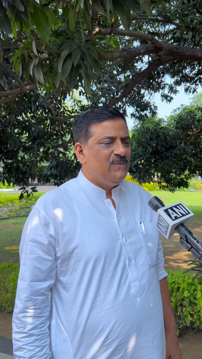 विपक्ष के लोगों को पता है कि चुनाव मैदान में वे साफ हो चुके हैं। इसलिए NDA में क्या हो रहा है, इस बारे में भ्रांतियां फैला रहे हैं, निराधार स्टोरी प्लांट करवा रहे हैं। माननीय मुख्यमंत्री नीतीश कुमार जी चुनाव मैदान में जाने के लिए पूरी तरह तैयार हैं। एक-एक चीज पर खुद उनकी नजर है। सारे लोगों से वे खुद बात कर रहे हैं। एनडीए के घटक दलों के नेतागण, खासकर दिल्ली में बीजेपी के जो बड़े नेता हैं, उनसे भी मुख्यमंत्री जी की बात हो रही है। जो कुछ भी तय हो रहा है, मुख्यमंत्री जी से बात करके ही तय हो रहा है। NDA के पांचो घटक दल साथ मिलकर प्रचंड बहुमत के लिए काम कर रहे हैं। हमलोग तो सीटों की संख्या भी घोषित कर चुके हैं। कौन किस सीट पर लड़ेगा, संभवत: आज शाम तक वह भी फाइनल हो जाएगा। एनडीए का लार्जर परपस है कि बिहार में जो विकास का मोमेंटम पकड़ा हुआ है, वह कहीं से भी बाधित नहीं हो। ऐसे लोग फिर से सत्ता में न आ जाएं, जिनका ट्रैक रिकार्ड बिहार की जनता जानती है। इस उद्देश्य के लिए पूरा एनडीए एकजुट है, और मुख्यमंत्री Nitish Kumar जी नेतृत्व में, उनके गाइडेंस में तथा उनके गार्जियनशिप में ही यह चुनाव सभी लोग लड़ रहे हैं। मैं बिहार की जनता से भी अनुरोध करता हूँ कि अफवाहों पर ध्यान नहीं दें। आज पटना में ANI से बात करते हुए 👇 #SanjayKumarJha #BiharElections #BiharElections2025 #2025FirSeNitish #NDA4Bihar