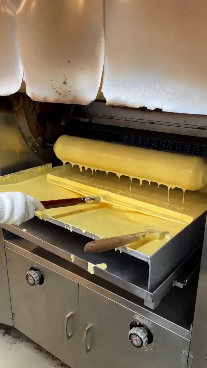 Baumkuchen, 'kue cincin pohon' atau kue lapis asal Jerman yang jadi favorit di Jepang 🇯🇵✨ Kue ini dibuat satu lapis dalam satu putaran 😲 Proses pembuatannya sangat bikin ter-hipnotis! 🎥 @tastemade_japan