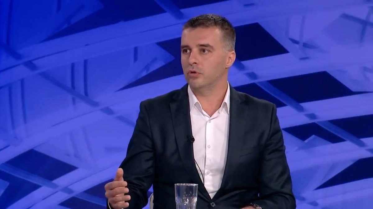 Pokret Kreni-Promeni spreman je da podrži studentsku listu na izborima i da ne ide ni na jednu drugu, ali kako kaže lider tog pokreta Savo Manojlovic, oni sebe ne lišavaju ničega. "Ne vidim da se mi tu bilo čega lišavamo, Pokret Kreni-promeni je ideja, ja dobijam jer želim da vidim Srbiju bez korupcije, ekološku državu bez Rio Tinta", naglasio je.
