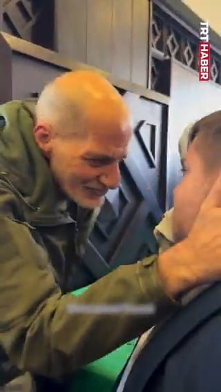 20 yıl sonra kavuşabildi babasına… Filistinli bir gencin haydut İsrail’in esaretinden kurtulan babasına özlemle bakışı…