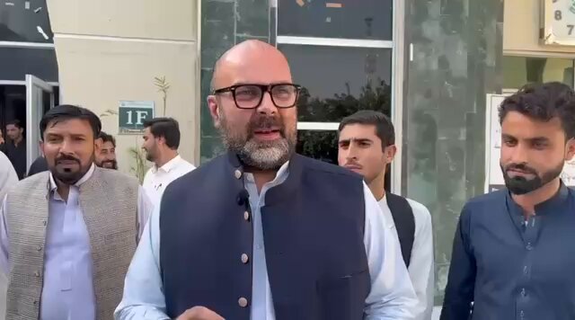 8فروری انتخابات میں دھاندلی ،فارم 45 پر دستخط کی جعل سازی کے حوالے سے جو ہماری پیٹیشن تھی آج اس پر سماعت میں بحث ہوئی فیصلہ جو بھی ہو لیکن آج ایک بار پھر ہم دنیا کے سامنے یہ ثابت کرنے میں کامیاب ہوئے کہ جعل سازی ہوئی ہے۔آج عدالت میں لیکچرر نورین اکرم کا بیان جمع کروایا جو اس کے دستخط شدہ ہے جس میں اس بات کا اقرار ہے کہ میرے جمع کروائے گئے نتائج درست ہیں جبکہ سرکاری نتائج غلط ہیں۔ عدالت جو فیصلہ کرے لیکن میں جو مقصد حاصل کرنا چاہتا تھا وہ کرلیا ہے۔ تیمور جھگڑا
