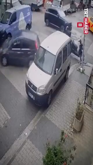 İstanbul'da yaşanan kazada savrulan otomobil müşterilerin arasına daldı.