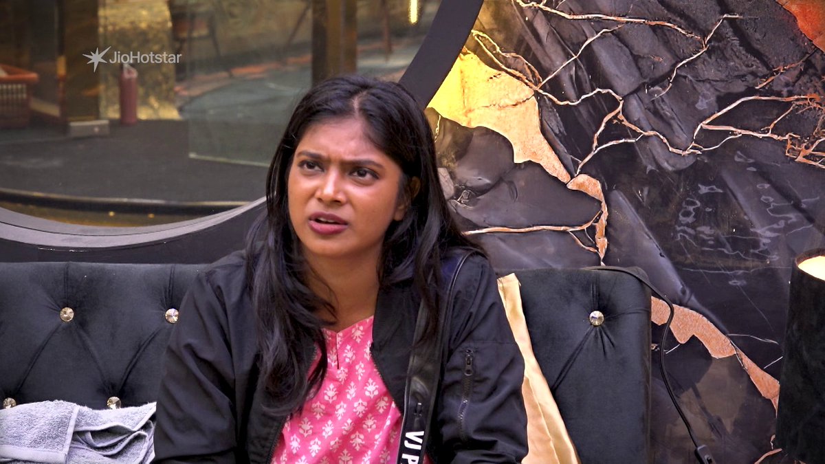 Wow, #VJParvathy is absolutely tearing that Boomai Thala captain and his biased behavior.😆😆 Single girl-a adi adi therikka vidura! 17 peru soldrathuku Aama poduriye , nee enna school paiyana? 👏👏 #BiggBossTamil9 #BiggBossTamil