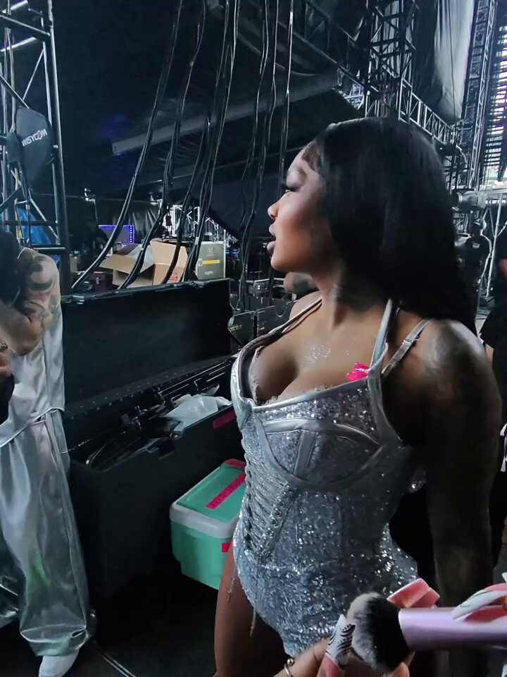 Summer Walker backstage during the Breezy Bowl Tour 2025.