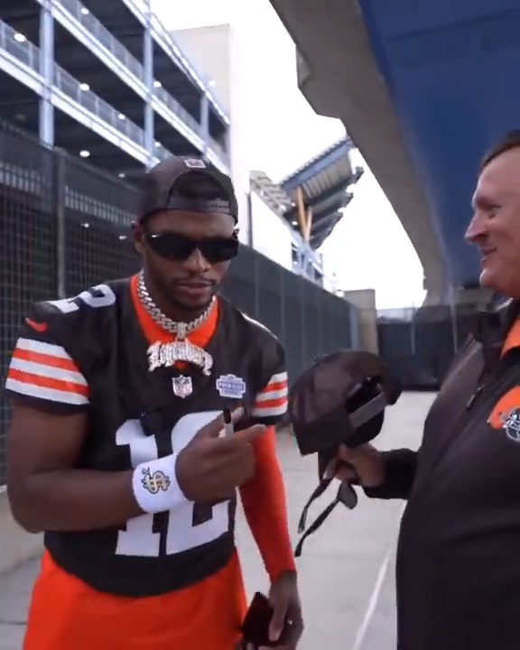 Shilo was pretending to be Shedeur at a Browns game 🤣 Had all these fans fooled 😭 (via Shilo Sanders)