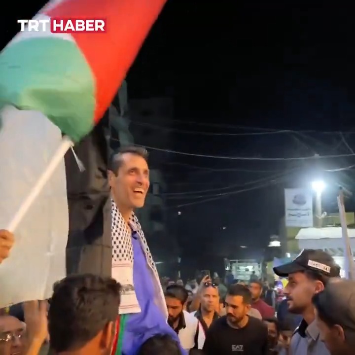 Soykırımcı İsrail’in Gazze'de alıkoyduğu Dr. Ahmed Mehna serbest bırakıldı. Menha, el-Avde Hastanesi'nde meslektaşları tarafından coşkuyla karşılandı.