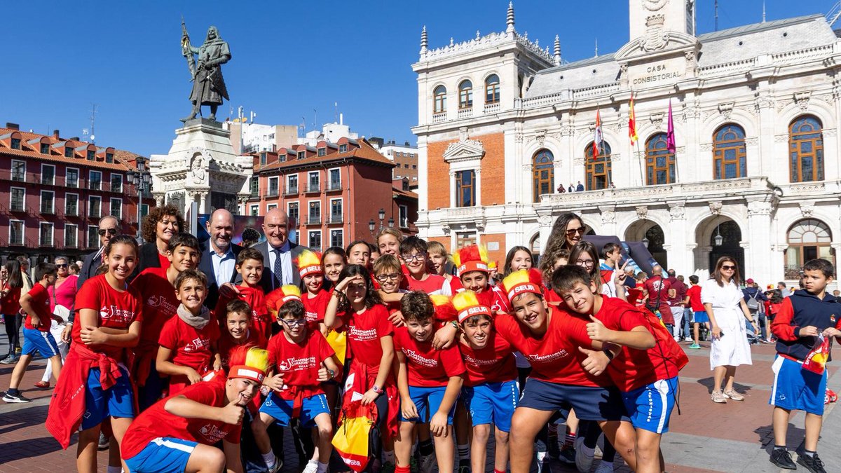 📹 La Plaza Mayor de Valladolid se convierte en una gran fiesta para los seguidores de la Selección Española Masculina de Fútbol. ➡️ El presidente de la RFEF ha visitado este martes el Ayto. de Valladolid y ha compartido la mañana con los aficionados del equipo de todos. 🇪🇸