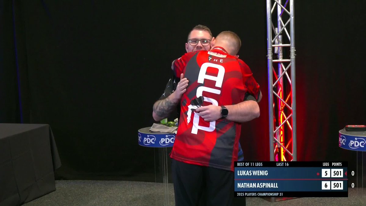 ASPINALL ADVANCES! The nine-dart king of Wigan is through to the quarter-finals, as Nathan Aspinall digs deep to get past Lukas Wenig in a last-leg decider! 📺 #PC31