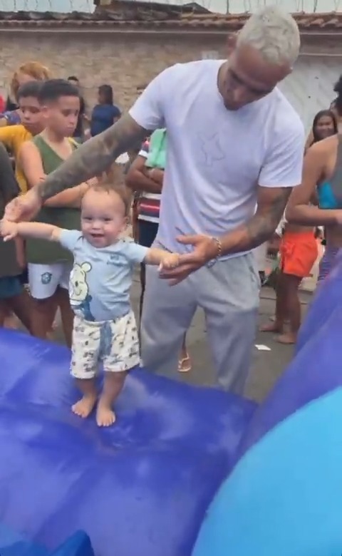 Charles Oliveira spent his $50K performance from #UFCRio on a block party in Brazil for Children’s Day 🥳🇧🇷 (🎥 IG/ vitoriabrum_)