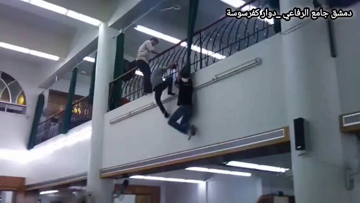 هذا المشهد من ليلة القدر عام 2011 حين خرج الأحرار في دمشق - كفرسوسة يهتفون ضد الظلم والطغيان، بعد أن صدع الشيخ الشجاع أسامة الرفاعي، خطيب جامع الرفاعي آنذاك، بكلمات الحق في وجه النظام. وقف الشيخ أسامة الرفاعي يومها منبرًا للصدق، وانتقد علنًا قT ل المتظاهرين، ووجّه كلمات لاذعة لرأس النظام ولأجهزته الأمنية والعسكرية، قالها بصدقٍ دون خوف. لكن بعد الخطبة مباشرة، هاجم شبيحة الأسد المسجد، واعتدوا على الشيخ وعلى المصلّين والمتظاهرين داخل الجامع، في مشهدٍ يجسّد بوضوح شجاعة أهل دمشق ووحشية النظام في آنٍ واحد. هذا المقطع يختصر جزءًا من تضحيات أهل كفرسوسة ودمشق، التي يحاول كثيرون اليوم تجاهلها، لكنها ستبقى في ذاكرة الثورة،