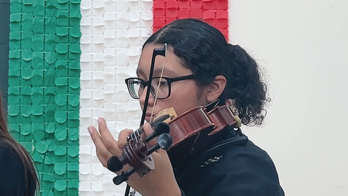 🎵 At Benito Juárez Community Academy, music teacher Michael Espinosa uses the rich tradition of Mariachi to teach students more than just music. Press play to see how his class fosters joy, confidence, and cultural pride among students, giving them the tools to succeed in every subject—one note at a time. #HispanicHeritageMonth #WeAreCPS ▶️
