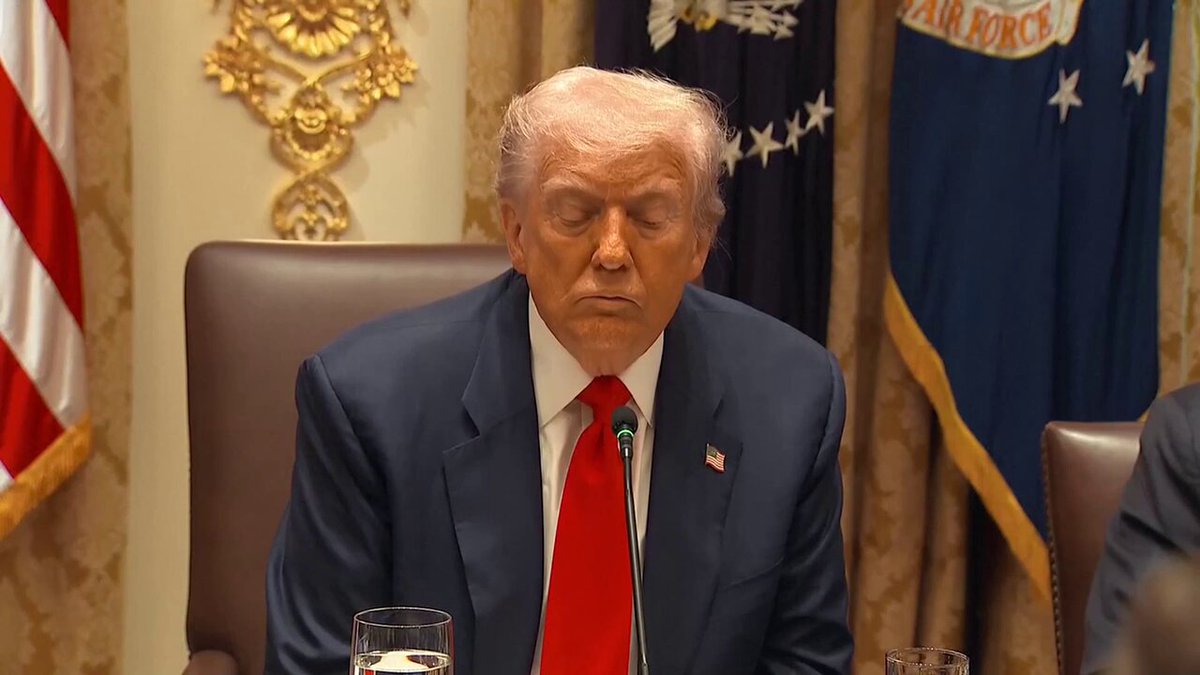 Trump and Bessent clarify that they will only help out Argentina as long as Milei is in power. Trump adds that the same thing goes with NYC, where the White House will hold up funds if Mamdani wins.