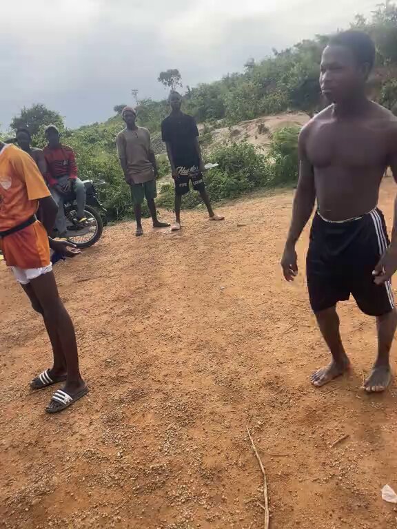 Omoh! This guy kon get one kind mind ooo! Na God save am cause why he go even do this kind thing na! 👀💔