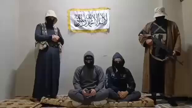 🔴هام : مجموعة إرهابية متطرفة تبث فيديو تعلن فيه عن تحضيرها لمفخخات ونيتها لاستهداف تجمعات العلويين ومدارسهن و كنائس المسيحيين في حمص وحماة واللاذقية وطرطوس. وقال المتحدث في الفيديو أن عملياتهم ستكون انطلاقاً من "إمارة حمص" حتى يعم الإسلام وترفع راية "لا إله إلا الله"، ومن ثم سيدخلون إلى القدس!