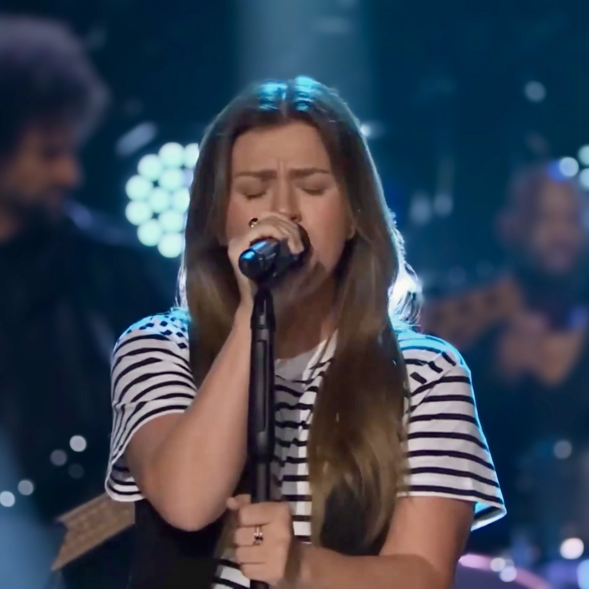 I definitely wasn’t ready for Kelly Clarkson singing Queen on daytime TV, she can really sing ANYTHING 😂