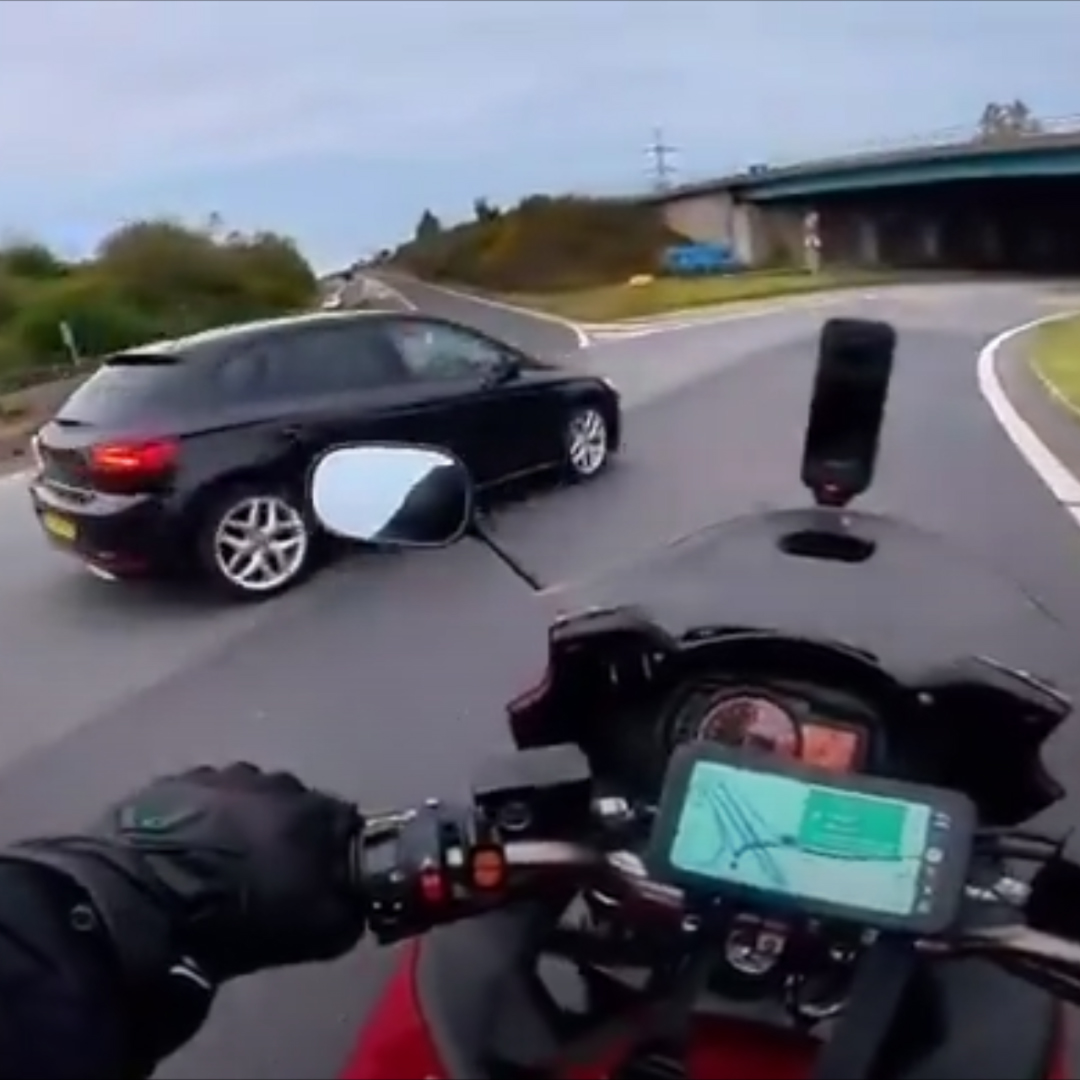 Un motociclista reaccionó con calma ante un conductor novato que le cortó el paso, aconsejándole y pidiendo a los demás no presionarlo.