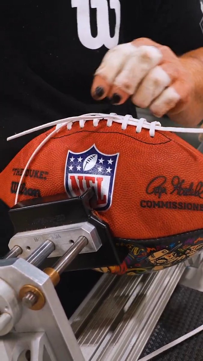 🇲🇽: Así se hace el balón "Hasta la Muerte" edición limitada. Tradición, corazón y legado. Disfruten el ASMR 🏈 🇺🇸: This is how the “Hasta la muerte” limited edition football is made. Tradition, heart and legacy. Enjoy the ASMR 🏈 NFL , Wilson Football