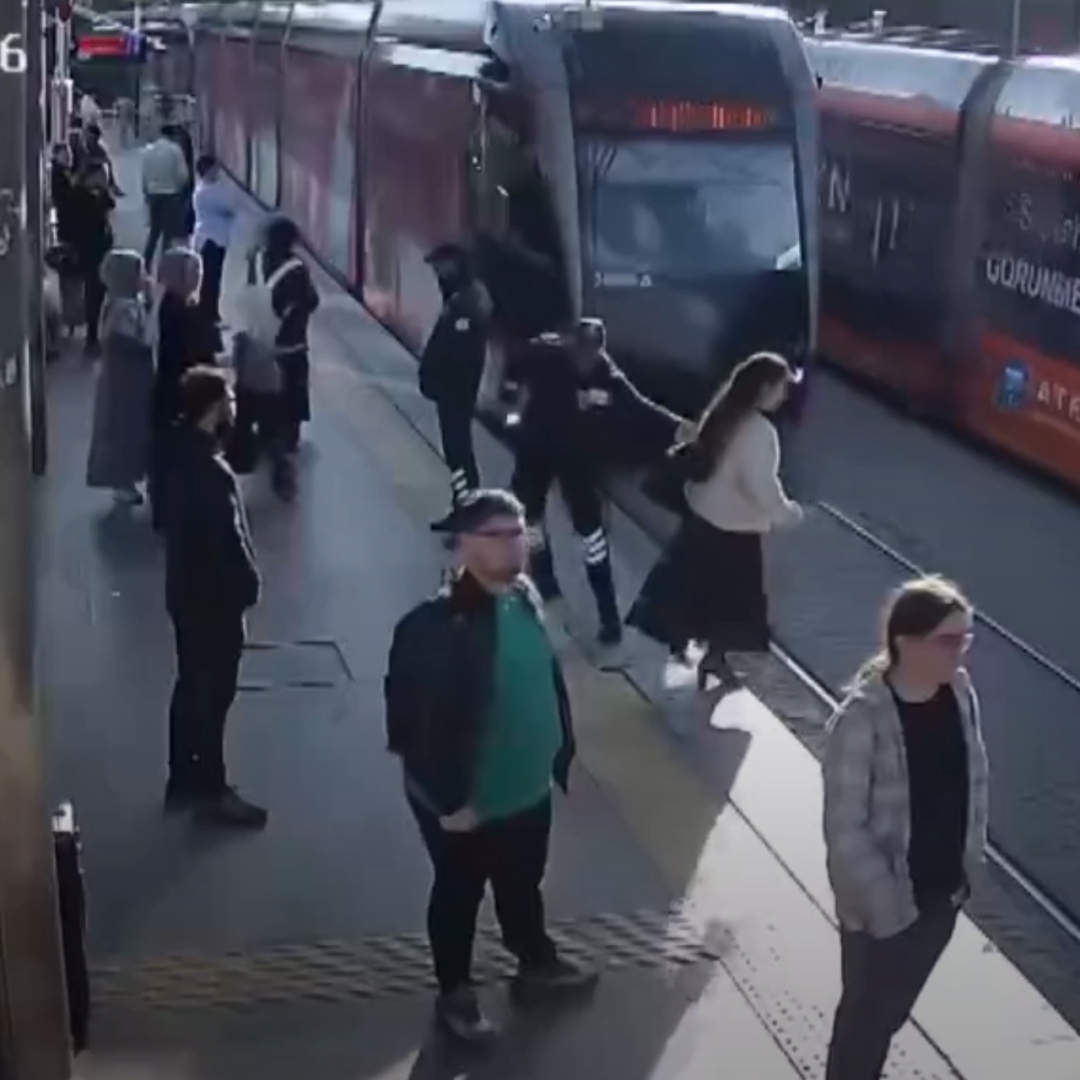 🇹🇷 | En Turquía, una joven casi es arrollada por un tranvía mientras cruzaba con audífonos. Un guardia logró salvarla en el último segundo.