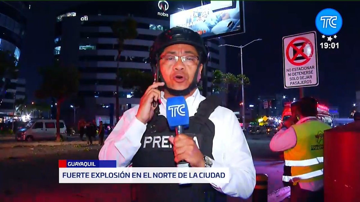 Explosión en zona comercial y hotelera del norte de #Guayaquil. Se reportó una fuerte detonación en una camioneta estacionada frente a un complejo de la zona comercial y hotelera del norte de Guayaquil. Las autoridades acudieron al lugar para determinar las causas del hecho y evaluar daños. Más noticias en