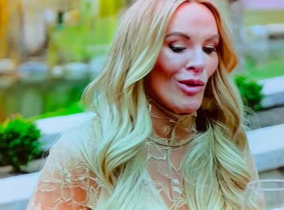 She was really about to have her “this will make the episode” moment and the flower arrangement would not let her be great 😂 #RHOSLC