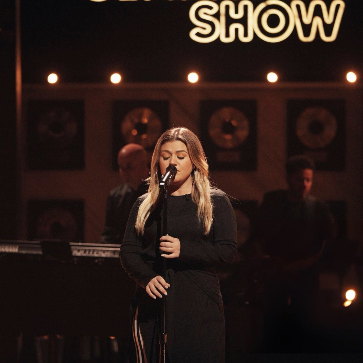 Kelly Clarkson covering “Dream On” by Aerosmith