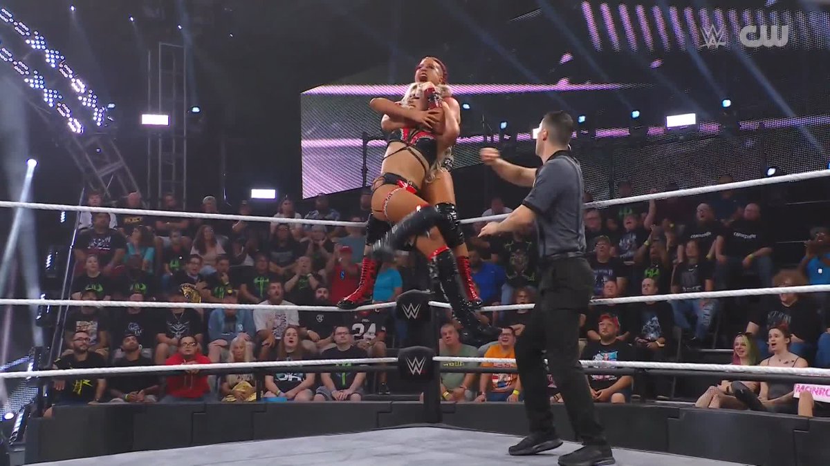 UNREAL strength! 💪 ZARIA is just tossing around blakey ♡ with ease!