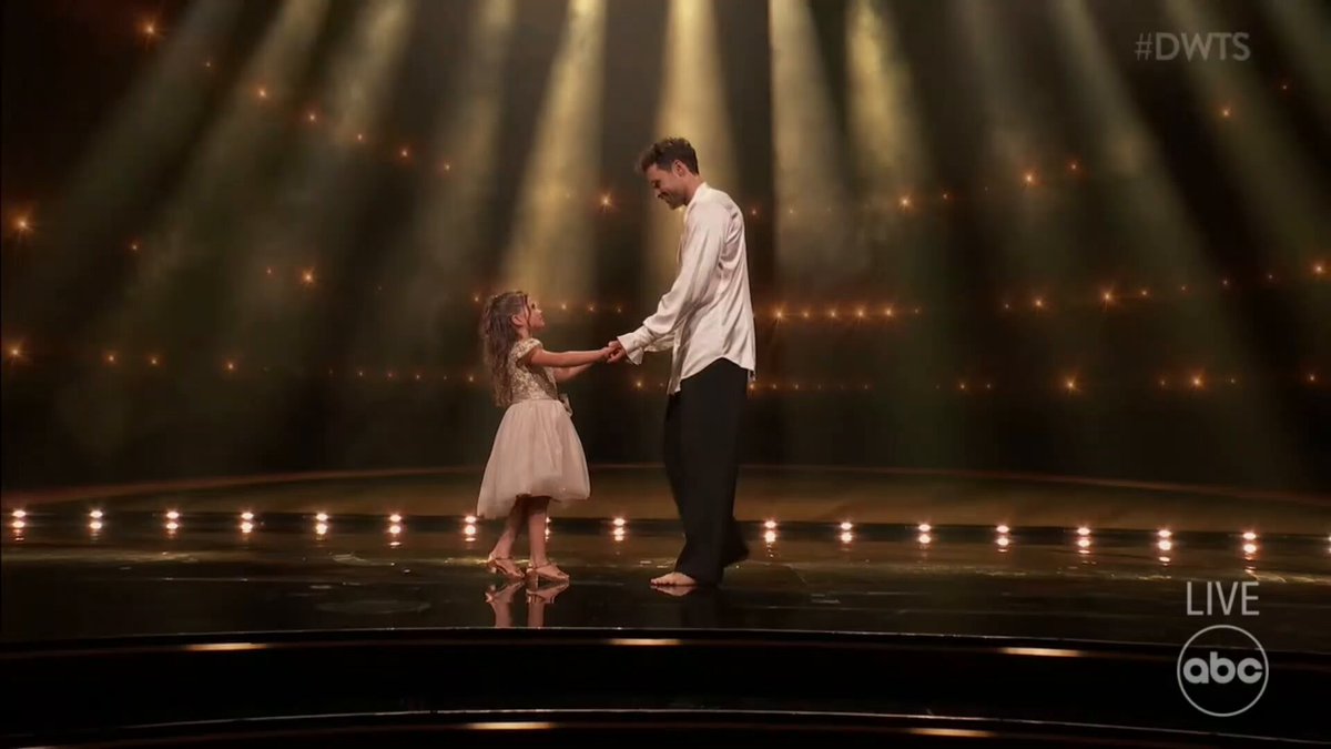 Dylan and Olivia Efron dancing to their brother’s song is perfection. This is what Dancing with the Stars is all about. ❤️ #DWTS #DWTS34