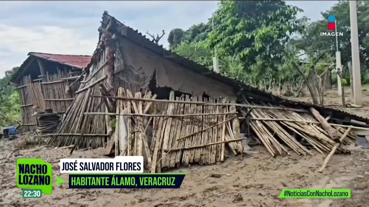 “Todos mis animales se murieron. Esto es todo lo que me quedó”, Don José vive en la comunidad de El Cabellal, a las afueras de #Álamo, uno de los municipios más devastados por las #lluvias en #Veracruz. La ciudad está prácticamente entre el lodo. Esta tarde volvió a llover: