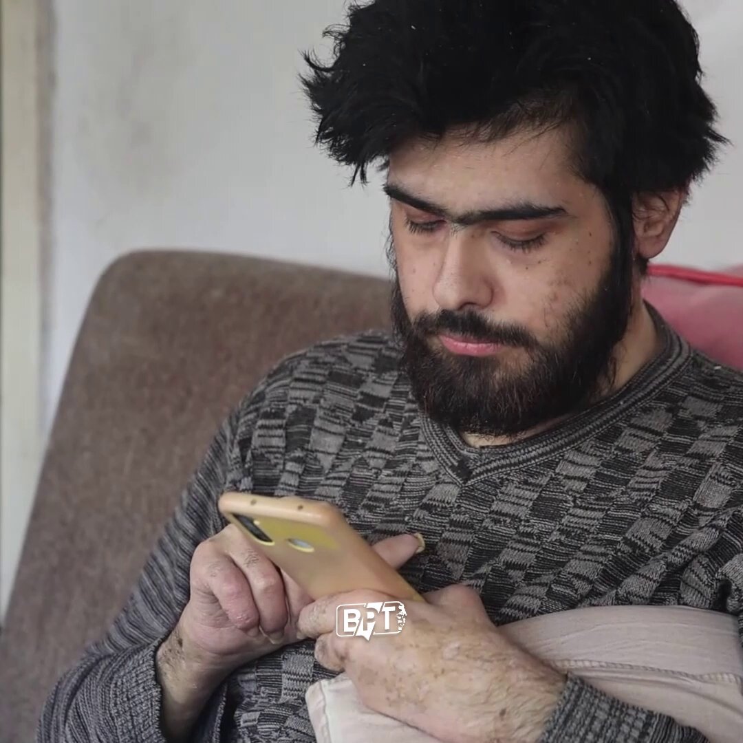 Hatay'da depremin ardından yaşama hevesini kaybeden ve okuduğu üniversiteyi yarıda bırakarak sürekli bilgisayar ve cep telefonuyla oynamaya başlayan ve 3 yıldır evden çıkmayan 23 yaşındaki Barış Özbay: "Hiçbir şey yapmak istemediğim için banyo da yapmak istemiyorum, elimde olsa tuvalete de gitmem ve yemek de yemem ve onları mecbur olduğum için yapıyorum."