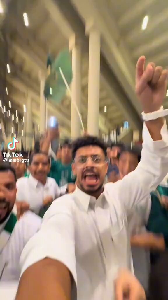 ما معنى هذه التظاهرات الكرويه السخيفه التي تكرس العداوه والبغضاء بين الشعوب العربية المهزومة أصلا!! اللعنة على كرة القدم ومن يلعبها ويشجعها ويرعاها!!