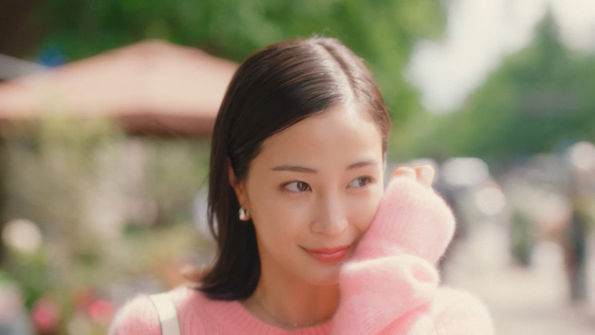 / ソフラン #アロマリッチ💕 新CMをお届け🎬️ \ 好きな香りをまとって、思わず笑みがこぼれる #広瀬すず さん♪ 「この香り、たまらんです〜」と幸せそうな表情にご注目ください✨️