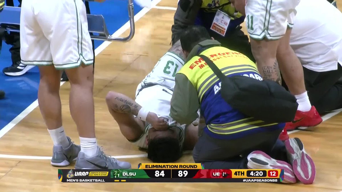 PRAYERS UP FOR KEAN 🙏 DLSU’s Kean Baclaan was stretchered off after UE’s Wello Lingolingo landed on his right knee, leading to an unsportsmanlike foul in their first-round clash of UAAP Season 88 Men’s Basketball. #UAAPSeason88 #LegendsStartHere #StrengthInMotionHopeInAction