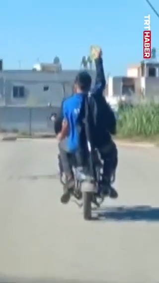 Adana'da serum takılı bir kişi motosikletin arkasında yolculuk yaptı.