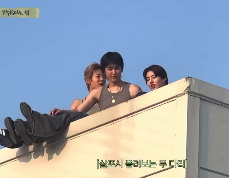 yul clinging on to xnghan cause hes scared of heights 💔