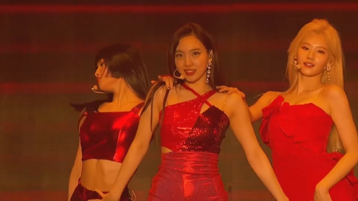 When TWICE suddenly turned Heart Shaker into a sexy version, the girls thought we didn't like it at first because we got quieter but it's only cause our jaws were on the floor 😭