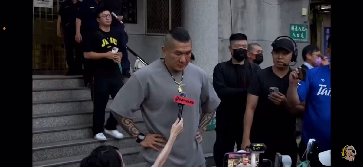 网红「馆长」今天下午前往新北地检署复讯约20分钟后，检方认涉犯刑法煽惑他人犯罪、恐吓危害安全罪，谕知新台币15万元交保。馆长表示，检察官人非常好，但有感受到民进党给检察官的压力。他十分不解，讲两句话就要走到交保的程序，刚在里面短暂被关了一下。陈之汉也说，因未限制出境，他仍会继续去中国直播做生意。