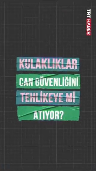 🎧Kulaklıklar tehlikeye davetiye mi çıkarıyor? 💥Kişinin çevreyle bağını koparan kulaklıklar, pek çok kazaya sebep oluyor. 🎶Müzik zevkinden ödün vermek istemeyenler için kendini korunmanın yolu ise kulaklığın doğru kullanımından geçiyor.