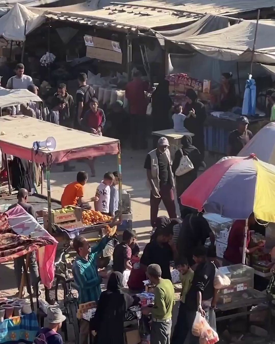Gazze’de ateşkes anlaşmasının yürürlüğe girmesiyle çarşılarda yeniden hareketlilik başladı Han Yunus’ta kurulan pazarlara gelen Filistinliler alışveriş yaptı