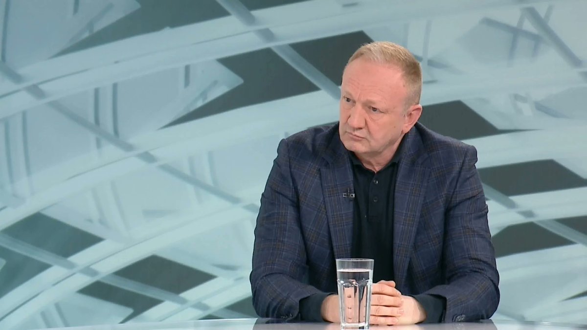 Lider Stranka slobode i pravde Dragan Djilas rekao je gostujući u #StudioLive sa Tatjana Aleksic da je strašno ono što joj se desilo studentkinji Poljoprivrednog fakulteta i da mu je to bitnije nego da govori o Fon der Lajen. "Ovo danas što je pričala za mene nije ohrabrujuće. Mi imamo slobodu okupljanja, nama je problem što režim sebi daje za pravo da nas prebije posle tih okupljanja", kazao je Đilas.