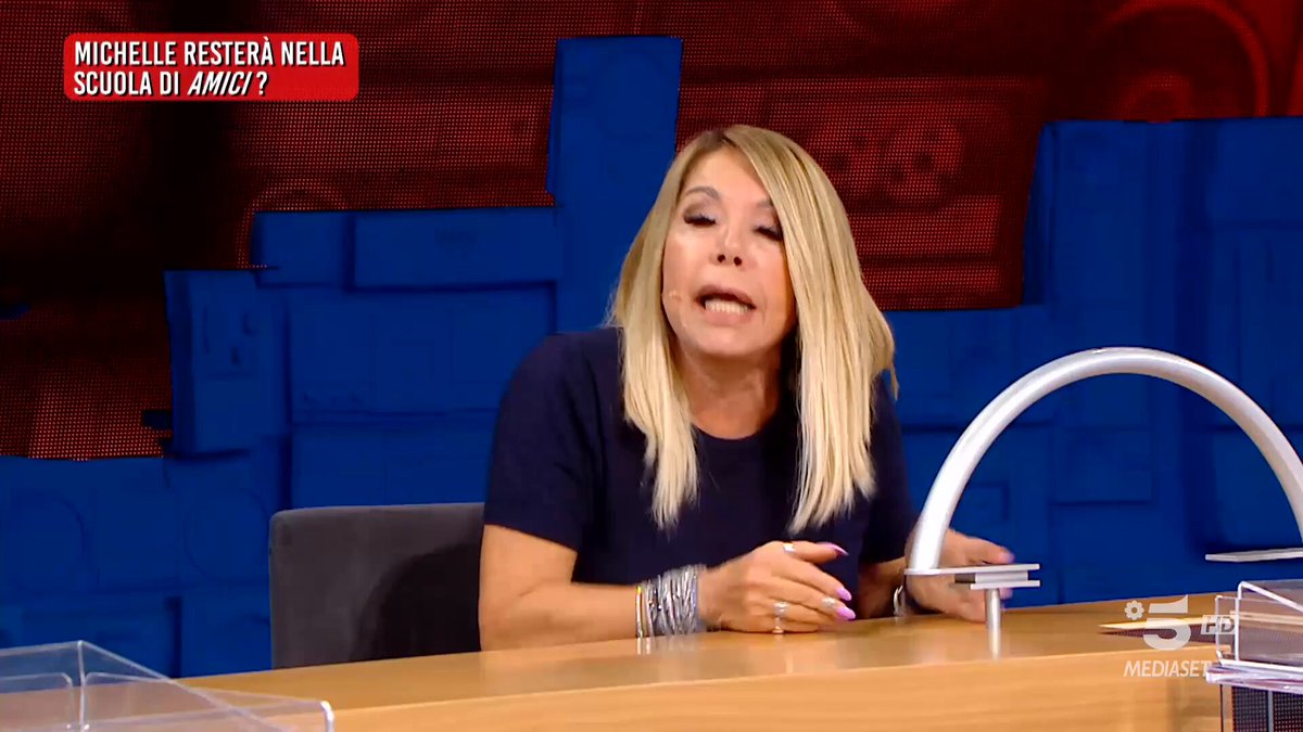 La prof Cuccarini viene a conoscenza di quello che sta succedendo e… #Amici25