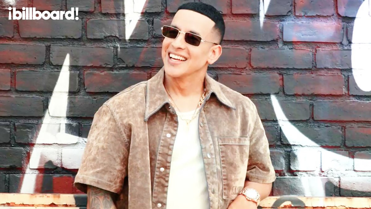 ¡El detrás de cámaras con Daddy Yankee 😀 (DY)! 🌟 Antes de su gran regreso a #BillboardLatinWeek, esta fue la sesión de fotos para la portada de Latin Power Players de billboard.