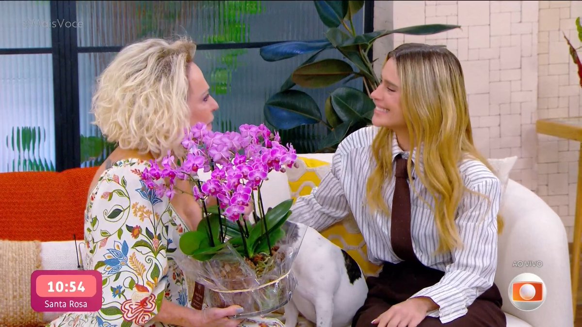 Ana Maria homenageia Carolina Dieckmmann no #MaisVocê e se emociona lembrando de gesto da atriz quando a apresentadora teve período com câncer.