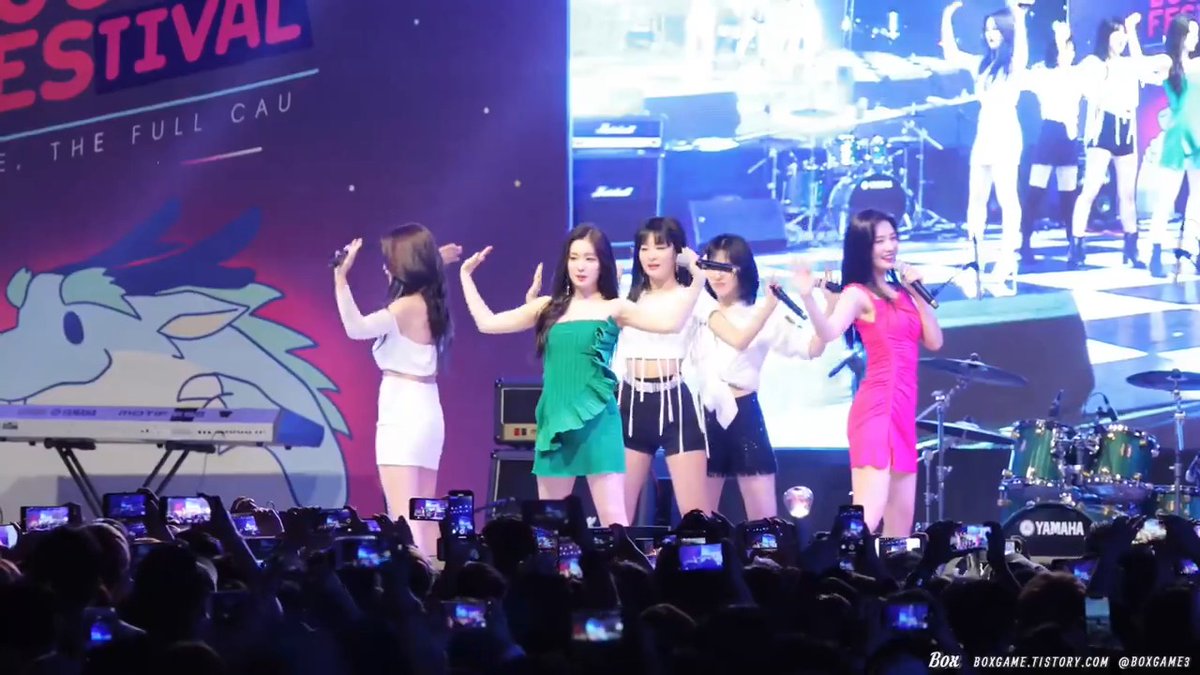 this iconic moment where red velvet sang bad boy and peekaboo without music because the crowd wanted an encore they didn’t plan for i miss my talented queens 😖