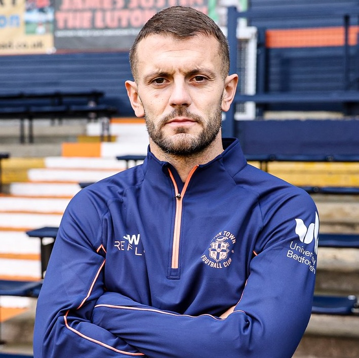 Jack Wilshere meets his new Luton Town squad for the first time. A new chapter begins at Kenilworth Road. 🎩🟠 📹 Luton Town FC