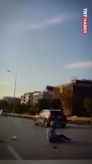 Bursa'da zincirleme kazada yola savrulan motosikletli ezilmekten son anda kurtuldu.