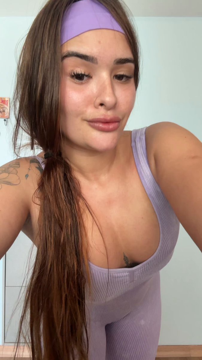 Oi, docinho!🔞Quero fazer uma posição que nunca fiz antes!Hoje o boy do Tinder vai voltar aqui porque ele não comeu meu cuzinho e eu NÃO ADMITO que alguém foda minha bucetinha gostoso do jeito que ele fodeu e não prove meu cuzinho!! ✅Então eu vou sentar nessa cadeira e vou pedir pra ele socar gostosinho SÓ ATRÁS! Vai comer meu cuzinho SIM e ainda vai gozar dentro dele! 💦Quero meu 👌 cheio de 🍼!! 📲Se você quer que eu filme tudo curte aqui pra eu saber!