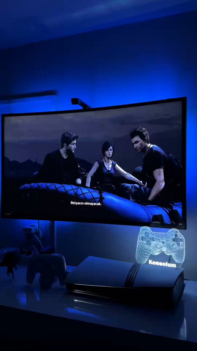 🎬 Nathan Drake’in Türkiye’de hapishanede yattığını biliyor muydunuz? 🇹🇷 Uncharted 2’de İstanbul’da bir müzeye gizlice giriyor, içerisi Osmanlı eserleriyle dolu. Plan bozuluyor, ihanete uğruyor ve Türk polisler tarafından yakalanıyor. Sonra üç ay Türk hapishanesinde yatıyor.