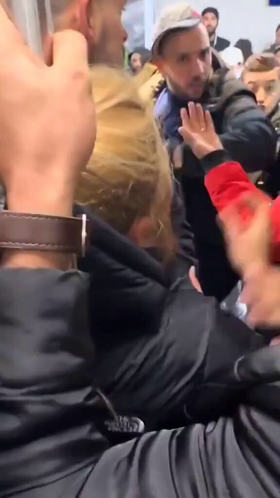 🇫🇷 Deux nord-africaines s'affrontent violemment dans le métro parisien, perturbant la tranquillité des passagers qui espéraient un trajet paisible. 🗣️ Pourquoi toujours les mêmes ?