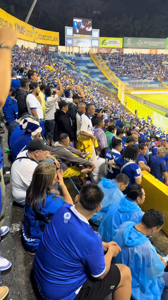 Estampas que nos deja el partido de la Selecta en el Estadio Cuscatlán 🏟️😄